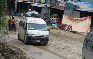 नारायणगढ-बुटवल सडक : खाल्डाखुल्डीले गाडी गुडाउनै सकस