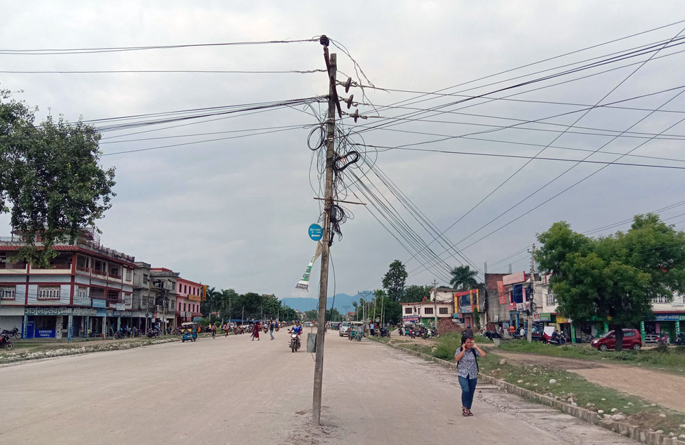 पोल सार्न नै घुस माग्छन् विद्युत् प्राधिकरणका कर्मचारी