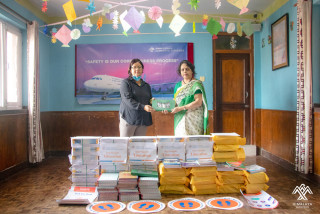 प्रयास नेपाललाई हिमालय एयरलाइन्सको शैक्षिक समाग्री सहयोग