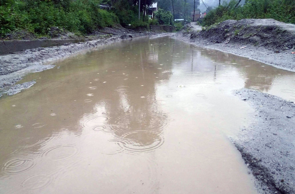 हिलाम्य सडकले यात्रामा सास्ती