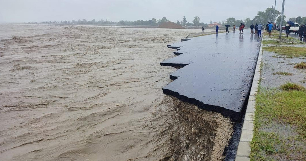 महाकाली नदीमा बाढी : पहुँच मार्ग भत्कायो, खतराको सतह नाघ्यो