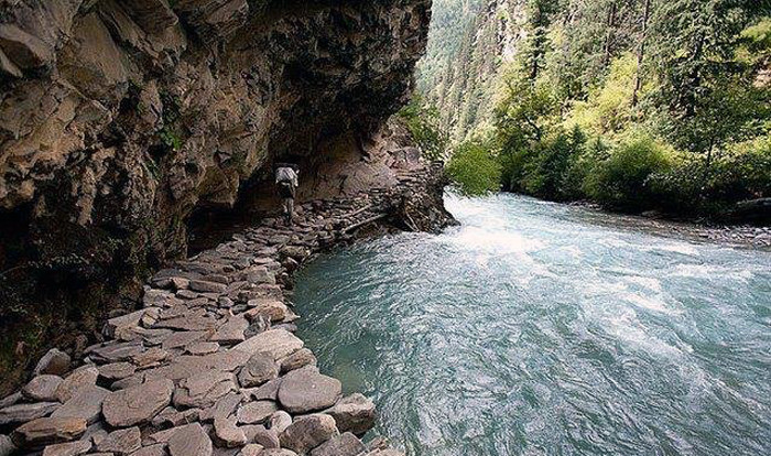 फोक्सुण्डो घुम्न गइरहेकी एक युवती खोलामा खसेर बेपत्ता