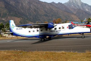 सीता एयरकाे जहाज नेपालगञ्ज विमानस्थलबाट सिमिकाेट उड्ने क्रममा ३ बँदेलसँग ठाेक्कियाे