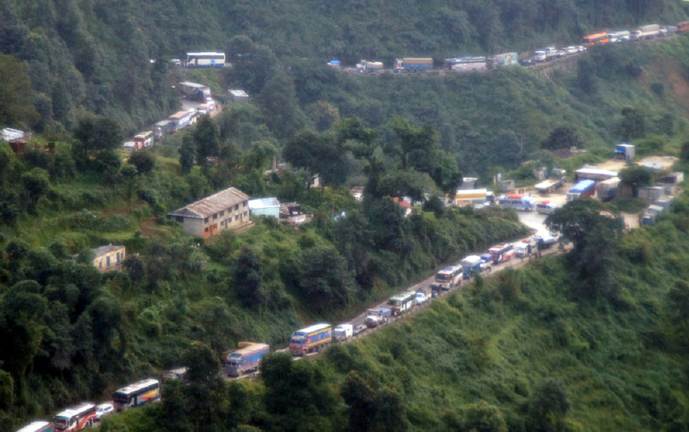 पहिराका कारण अवरुद्ध पृथ्वीराजमार्ग दुईतर्फी सञ्चालन