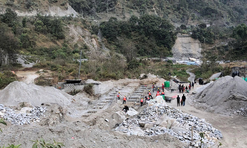 काम छाडेर ठेकेदार भागे, अलपत्र सडकमा सकसपूर्ण यात्रा