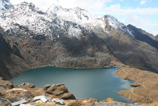 हिमाली पदयात्रामा गएका एक पर्यटक बिरामी परेपछि हेलिकप्टरमार्फत उद्दार