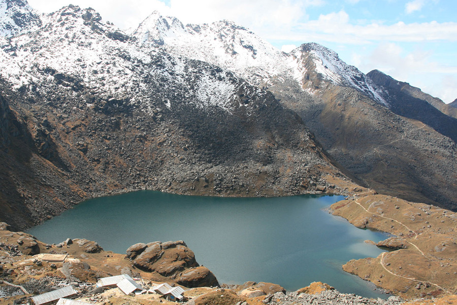 हिमाली पदयात्रामा गएका एक पर्यटक बिरामी परेपछि हेलिकप्टरमार्फत उद्दार