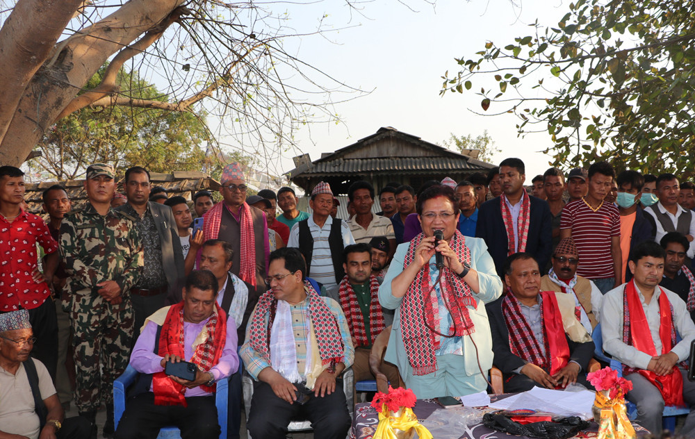 अझै अँध्यारोमा टाङ्गिया बस्ती, ऊर्जामन्त्री पुगेर भनिन्- दुई महिनाभित्र बिजुली उपलब्ध गराउँछु