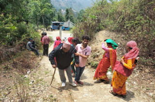 मतदानमा उत्साह : कोही काखे नानी च्यापेर, कोही लौरो टेकेर पुगे बुथमा