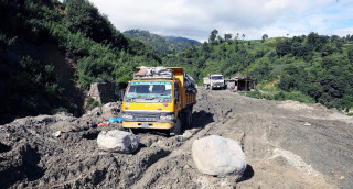 तीनपिप्ले-बन्चरेडाँडा सडक मर्मतको जिम्मा समानान्तर निर्माण सेवाले पाउँदै