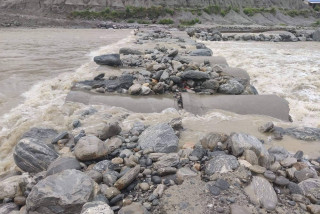 मेलम्चीको अस्थायी पुलमा क्षति हुँदा यातायात अवरुद्ध