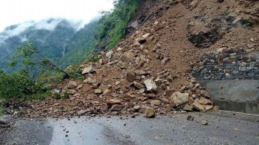 सडक माथिबाट पहिरो खस्दा महाकाली राजमार्ग अवरुद्ध