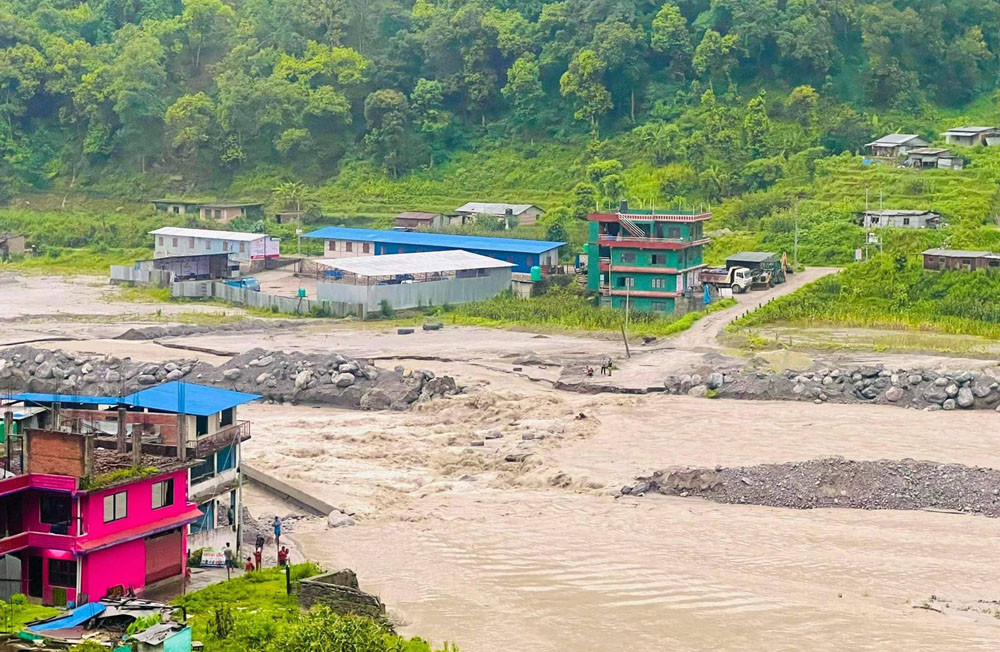 बाढीले मेलम्चीको अस्थायी पुलमा क्षति, त्रासमा छन् स्थानीय