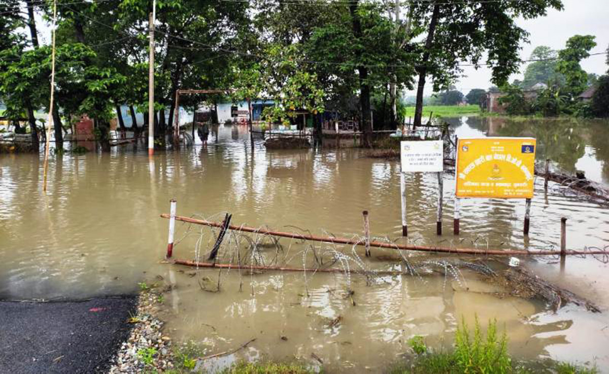 सहरी क्षेत्र जलमग्न, राजमार्ग अवरुद्ध 