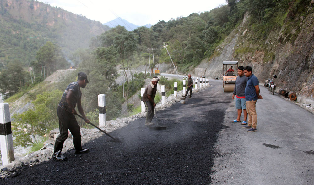 बागलुङ-बेनी सडक : खबरा र हाडेभिरमा कालोपत्र गरिँदै