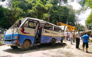 सल्लाघारीमा रुख ढलेर बस र स्कुटर थिचियो, तीन जनाको मृत्यु, १२ घाइते