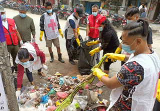 फोहर व्यवस्थापनमा सघाउँदै रेडक्रस स्वयंसेवक