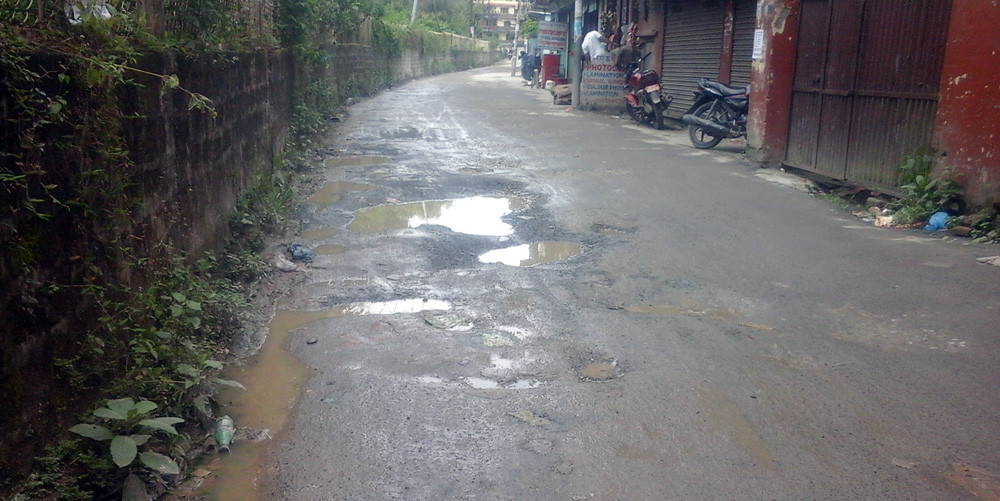 काठमाडौं महानगरपालिकाले कालोपत्र गरेको सडक तीन महिनामै भत्कियो