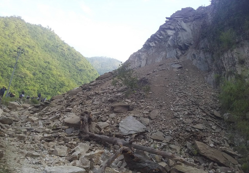 सडक भत्किँदा आवतजावतमा कठिनाइ