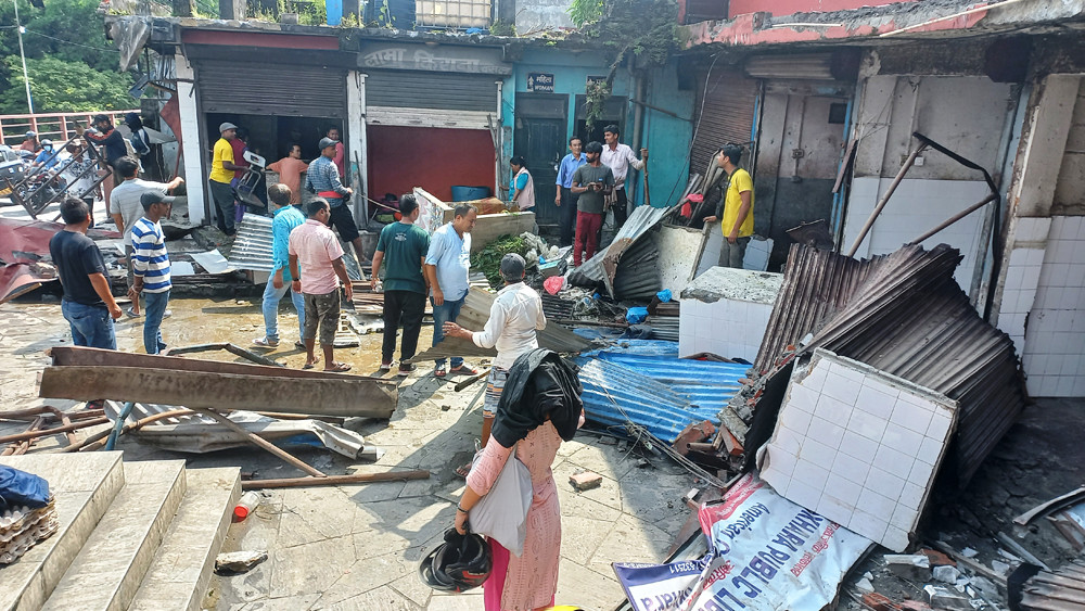 पोखरा महानगरले चलायो आफ्नै भवनमा डोजर, सार्वजनिक पार्क र शौचालय निर्माण गरिने