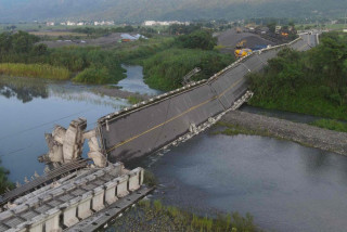 ताइवान भूकम्पमा भत्किएको पुल
