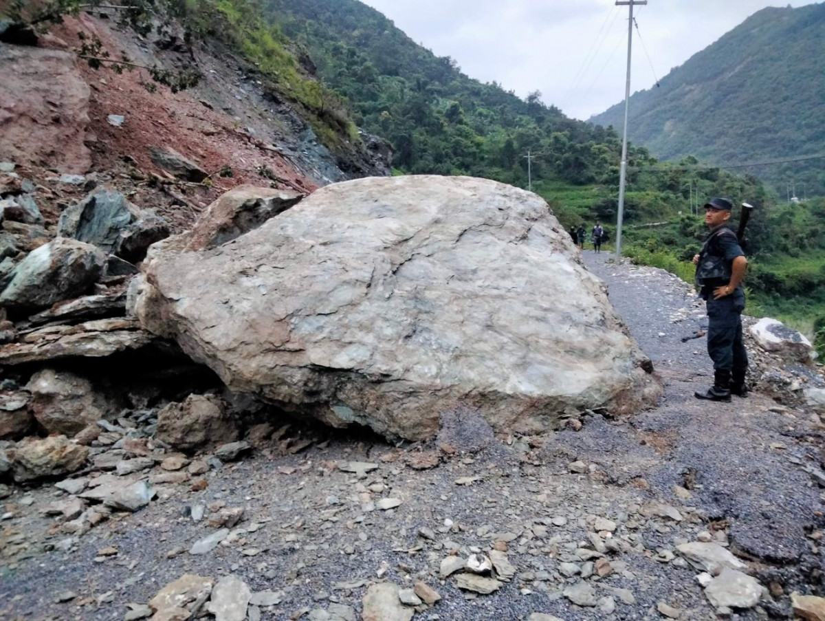 लोकमार्गको दर्जनौँ स्थानमा पहिरो, सयौँ यात्रु अलपत्र