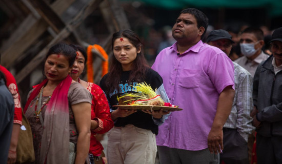 टीकाको चौथो दिन : नवदुर्गाको प्रसाद र आशीर्वाद थाप्नेक्रम जारी