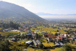 काठमाडौंको कुनोमा पहेँलपुर धान र बस्ती