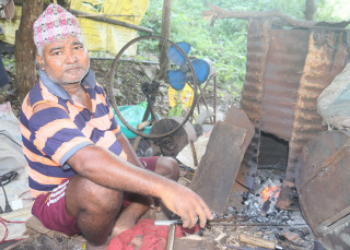 युट्युब हेरेर रामलालले बनाए विद्युतबाट चल्ने स्वचालित घन, सहज भयो आरनको काम