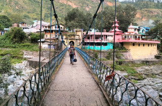 नेपाल-भारत सीमामा जोखिमपूर्ण पुलको यात्रा