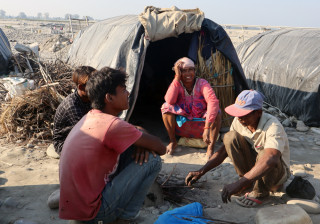 परिवार पाल्न ९ महिना बगरमा बास