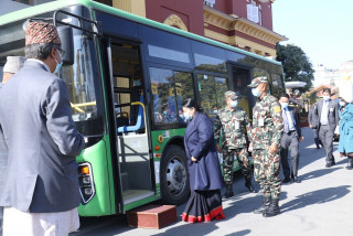 साझाको विद्युतीय बसमा राष्ट्रपति भण्डारी पाटनढोका