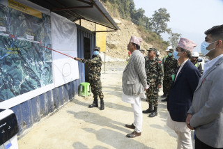 रक्षामन्त्रीद्वारा निर्माणाधीन काठमाडौं-तराई द्रुतमार्ग सडक आयोजनाको निरीक्षण 