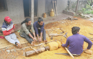 गोदाममा थन्किए काठका भाँडाकुँडा