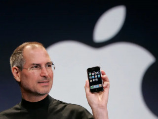 आईफोनको पहिलो मोडल ६३ हजार डलरमा बिक्री भयो 