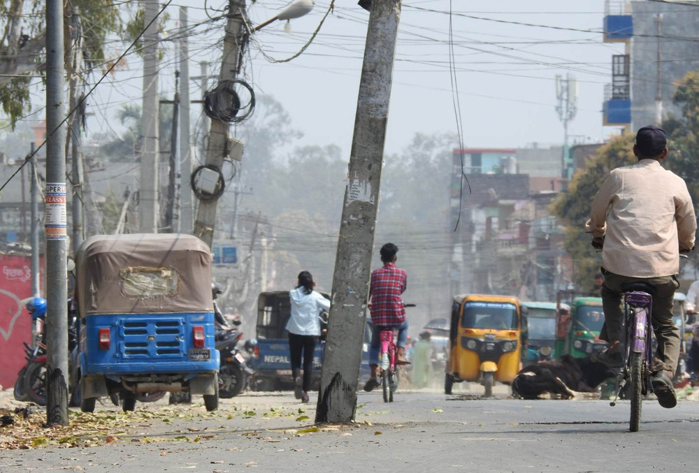 निर्माण सम्झौताको अढाई वर्षपछि बिजुलीको खम्बा सार्न सुरसार