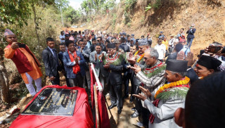 बाबुरामसँगै गोरखा पुगेर प्रधानमन्त्री दाहालले शिलान्यास गरे पन्थडिही-कटहरे-हर्मी-साहिलटार सडक