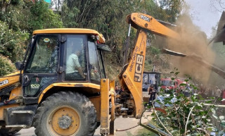 व्यक्तिगत जग्गामा बिनासूचना डोजर चलाएपछि स्थानीय आक्रोशित