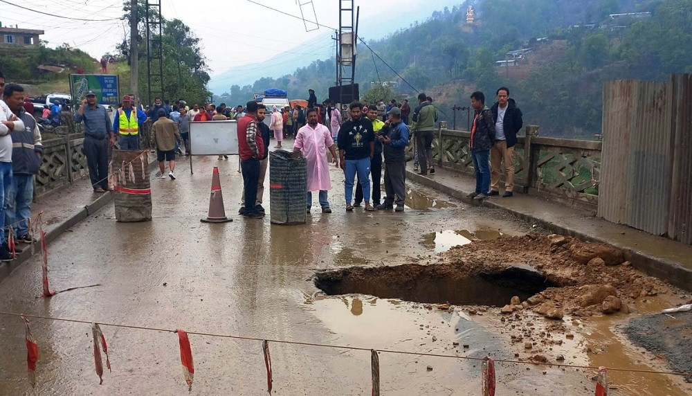 धादिङको गणेशखोला पुलमा फेरि भ्वाङ, सवारी आवागमन बन्द