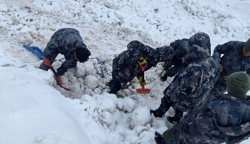 दार्चुलामा हिमपहिरो : भारतीय सडक प्रयोग गरी शव खलंगा ल्याइँदै, दुई जना अझै बेपत्ता