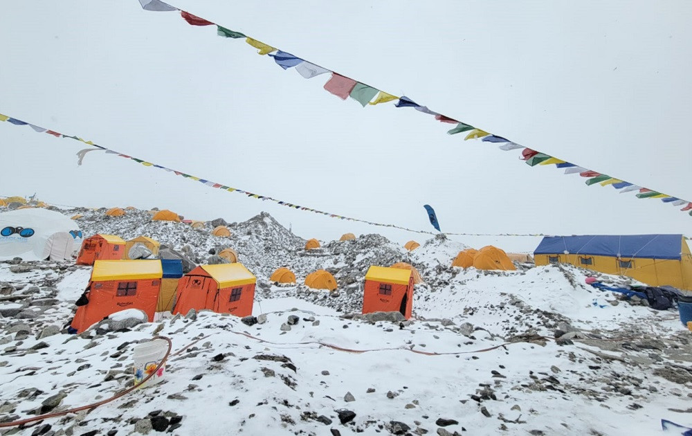 अनुकूल मौसमको प्रतीक्षामा सयौँ सगरमाथा आरोही