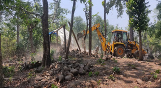 कैलालीमा अतिक्रमण गरी बनाइएका टहरा हटाइँदै