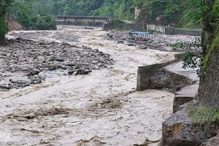 मैवाखोलाका १० घर उच्च जोखिममा, यातायात र विद्युत् ठप्प