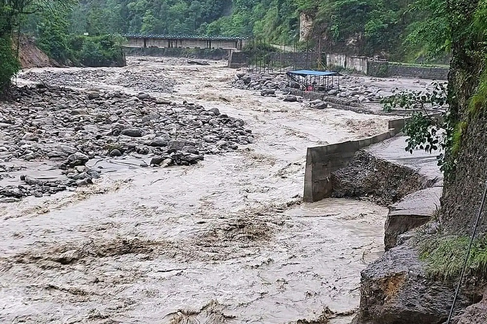 ताप्लेजुङ : बाढीपहिरोले यातायात अवरुद्ध, उद्धारमा कठिनाइ