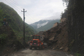 नारायणगढ-मुग्लिन सडक दुईतर्फी नै अवरुद्ध