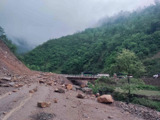 ठाउँठाउँमा पहिरो खस्दा सिद्धार्थ राजमार्ग अवरुद्ध