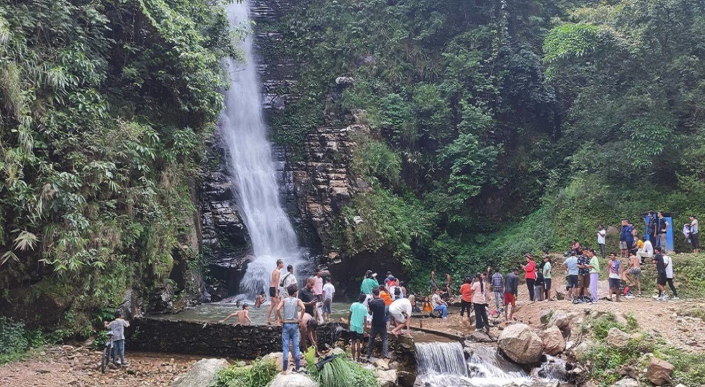 पर्यटकलाई आकर्षित गर्दै गाईखुरे झरना