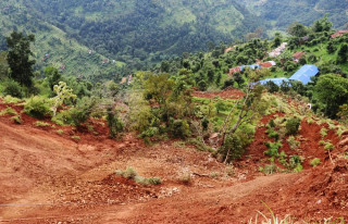 पहिरोको उच्च जोखिममा रामतोला बस्ती, स्थानीय घर छोड्न बाध्य