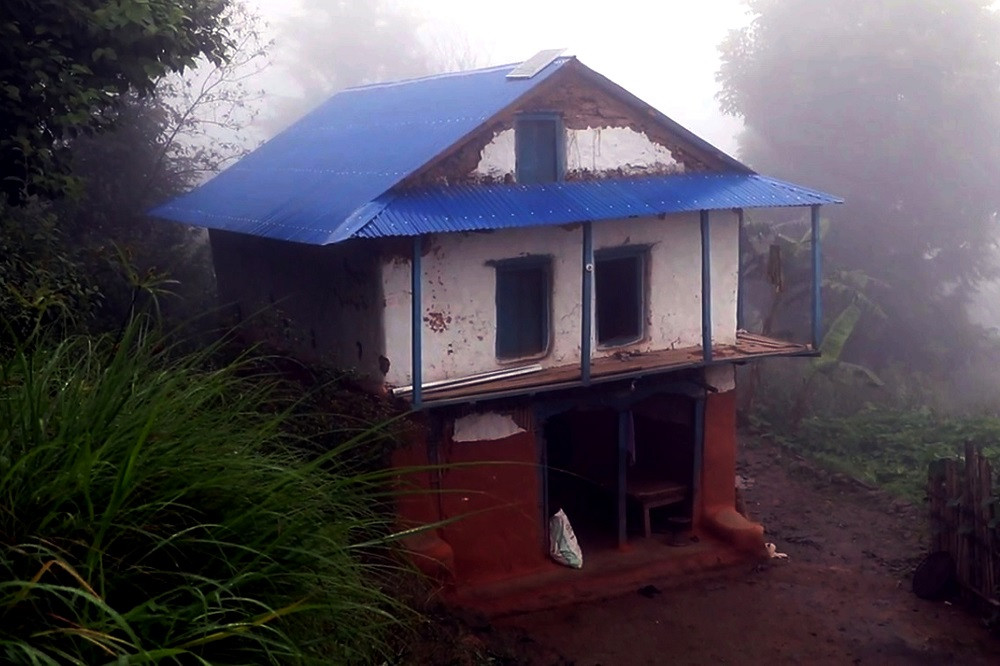 हतुवागढी गाउँपालिकाले फेरिदियो विपन्न १०६ परिवारको छानो, फुस हटाएर जस्तापाता