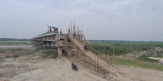 कमलामा काठको पुल : दुरी छोटियो तर स्थायित्व छैन 